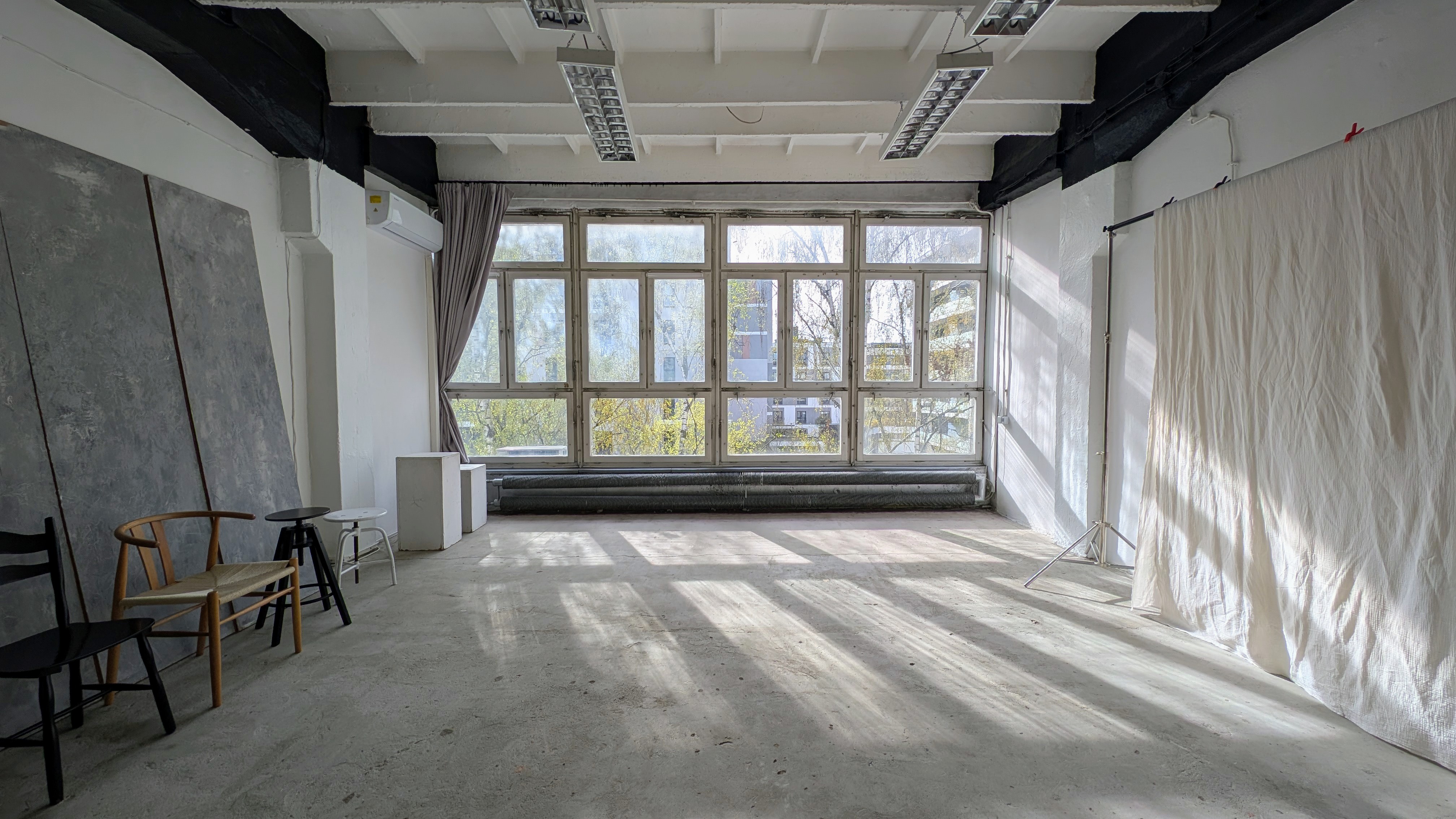 Wnętrze studia fotograficznego Studio Halka — jasna przestrzeń z oknami i wyposażeniem studyjnym